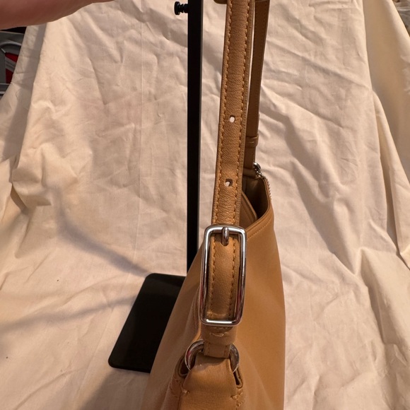 Vintage Coach 8148 Tan Leather Shoulder Bag with Adjustable Strap - Picture 8 of 10